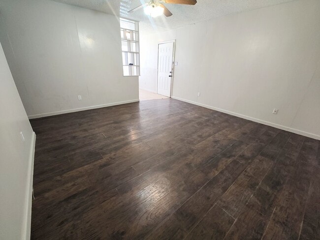 Building Photo - Charming 3 Bedroom Home