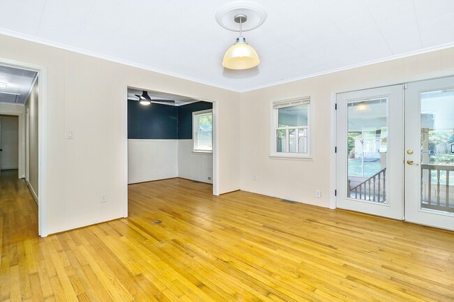 Building Photo - 1510 Crescent Dr