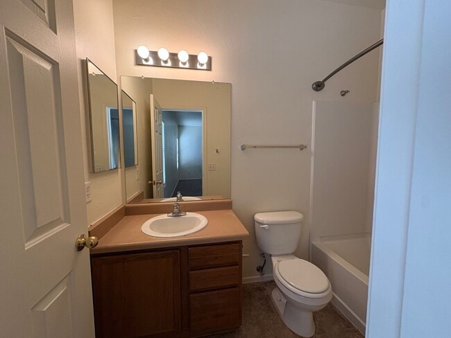 Building Photo - 3 Bed 2 Bath Gated Home On Grant & Silverbell With Community Pool