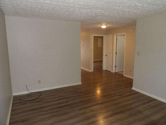 Building Photo - 204 Landings Dr
