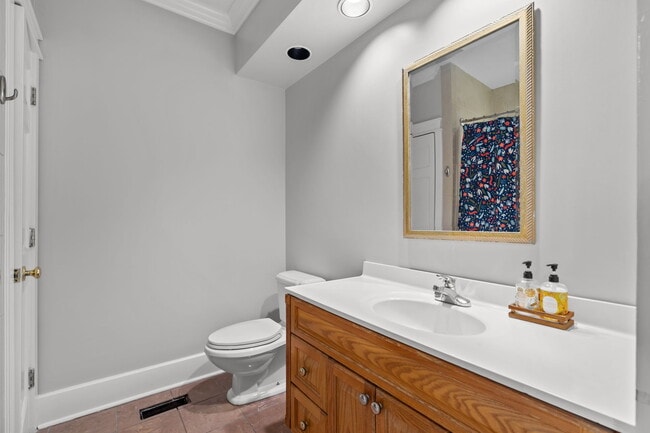 Building Photo - 2050 Midland Rd