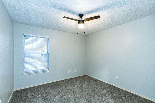 Building Photo - Beautifully remodeled 2/2/2 in very upscal...