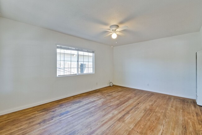 Building Photo - Duplex in Mountain View -  hardwood floors...