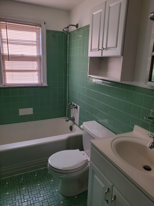 Full bath - 71 2nd Ave