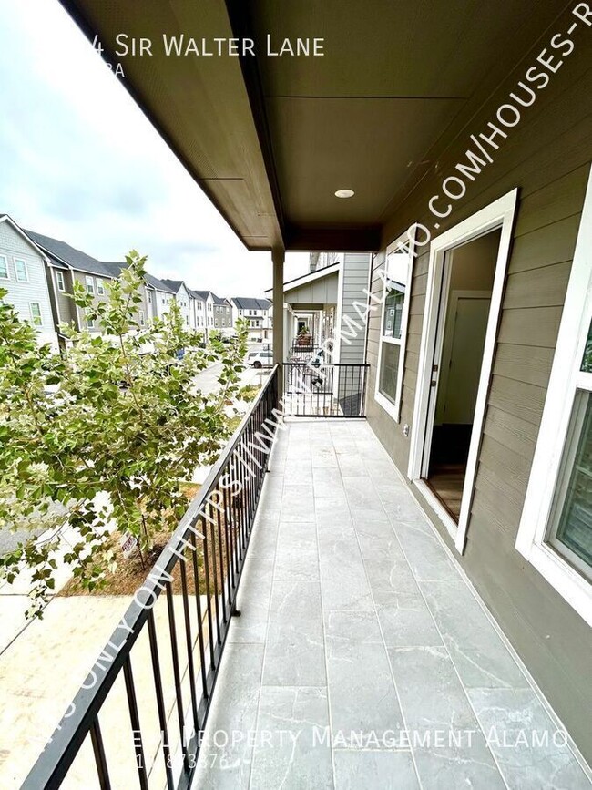 Building Photo - AVAILABLE NOW! Tri-Level 3 Bedroom / 3.5 B...