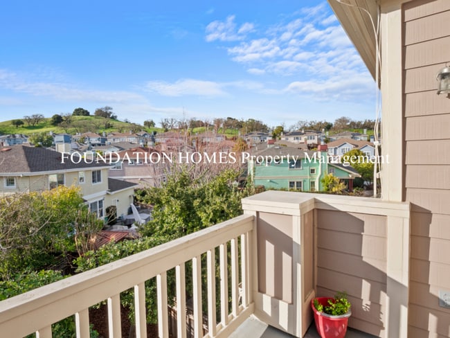 Building Photo - 33 Ranch Dr