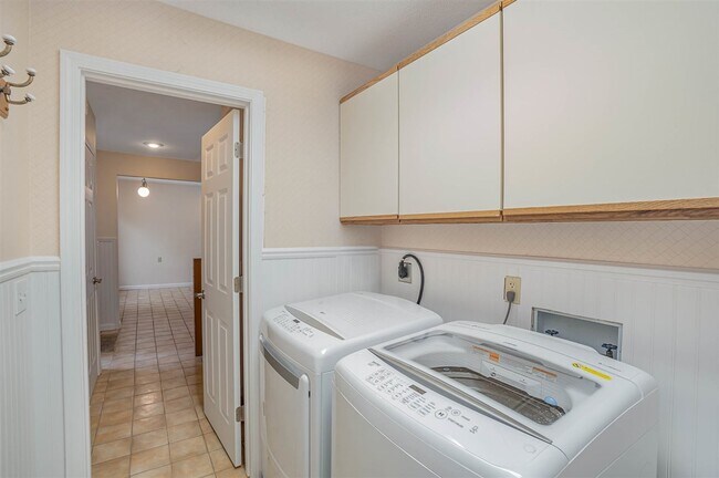 Building Photo - 3301 Thornbrook Ct