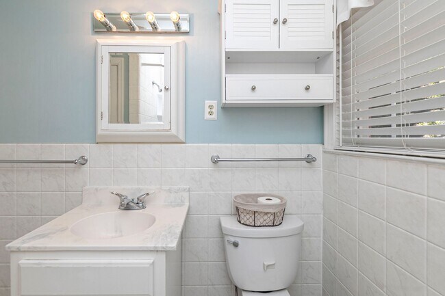 Building Photo - Beautiful rental full of character and charm located in The Avenues of Cayce! Close to USC!