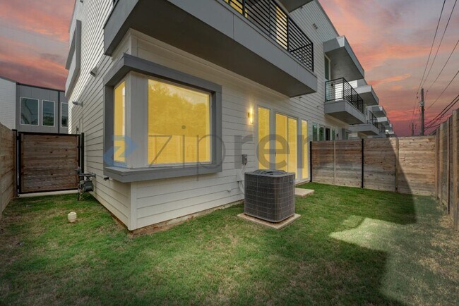 Building Photo - 2000 Riverside Farms Rd