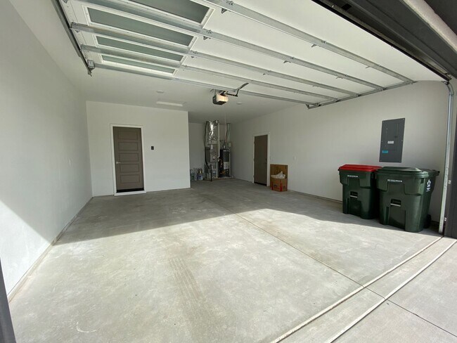 Building Photo - Lovely Single Level 3 Bed 2 Bath Home in M...