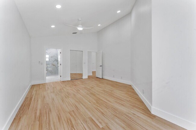 Building Photo - 897 Dickens Pl