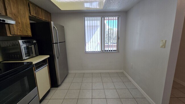 Building Photo - Nice 2/2 in the Gated East Lake Woodlands community