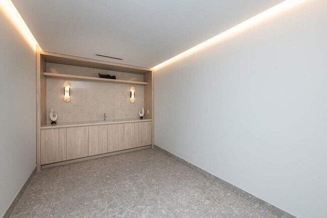 Building Photo - 225 N Miami Ave