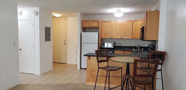 Building Photo - Window AC. Waikiki. Near Beaches.