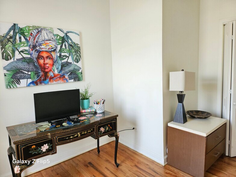 north bedroom - 2417 W Warren Blvd