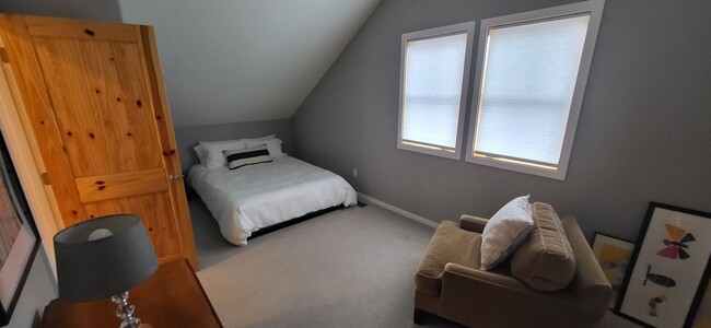 Building Photo - Furnished 3 Bed 2.5 Bath Walk to downtown-...