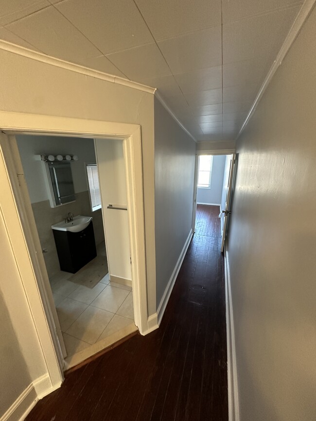 HALLWAY - BATHROOM ENTRANCE - 3172 Chatham St