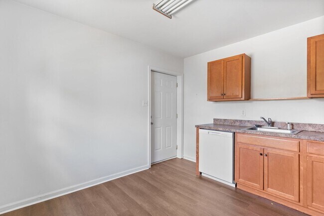 Building Photo - 422 Longwood Ave