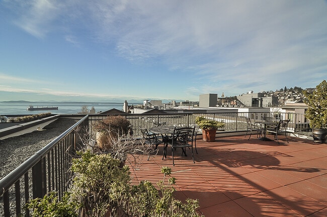 Building Photo - Top floor corner one-bedroom in the heart of it all, don't miss out, tour today!