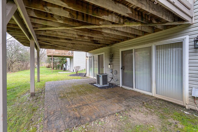 Building Photo - 746 Hilltop Ln