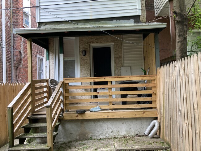 Building Photo - 5617 Lansdowne Ave