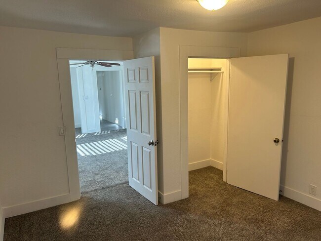 Building Photo - 3 Bedroom Unit Available Now!!