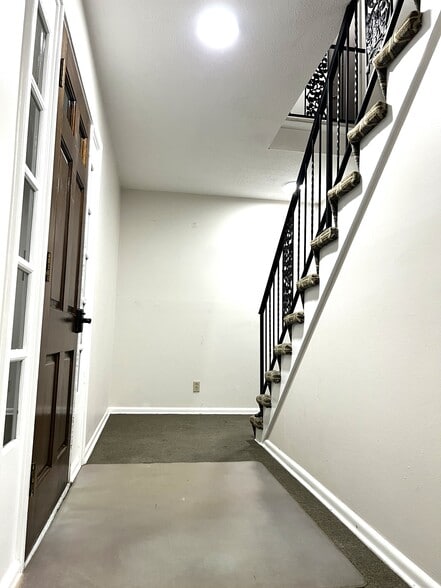 Common Hallway - 9315 Bluejacket St