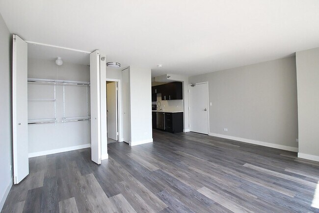 Building Photo - 29 E Delaware Pl