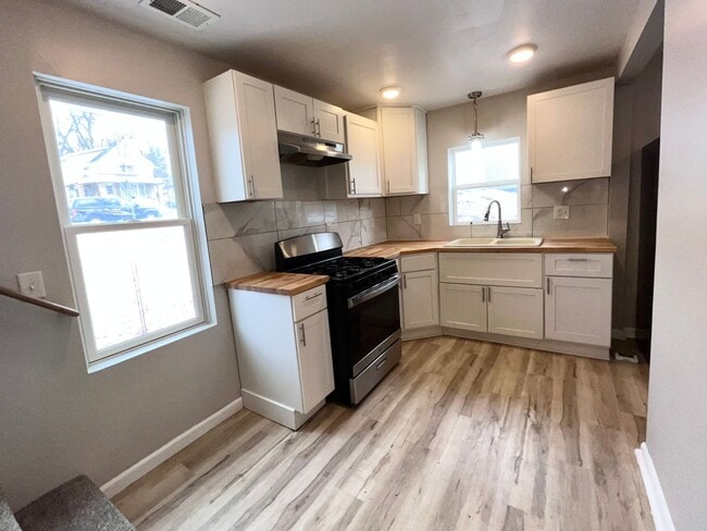 Building Photo - 2 bedroom, 1.5 bath house