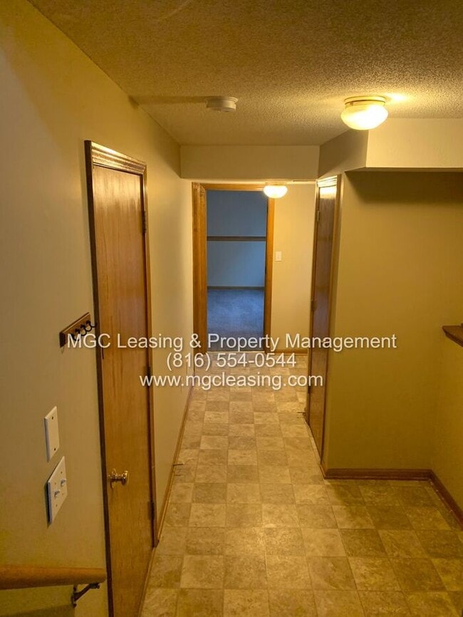 Building Photo - A Bright, Comfortable Split-Level Home in a Convenient Raymore Location - Available April 24