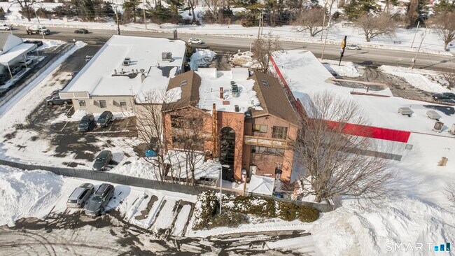 Building Photo - 937 Post Rd