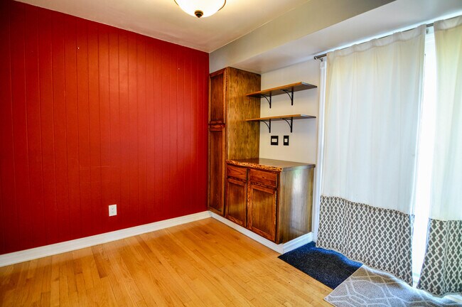 Building Photo - 3479 Burbank Dr