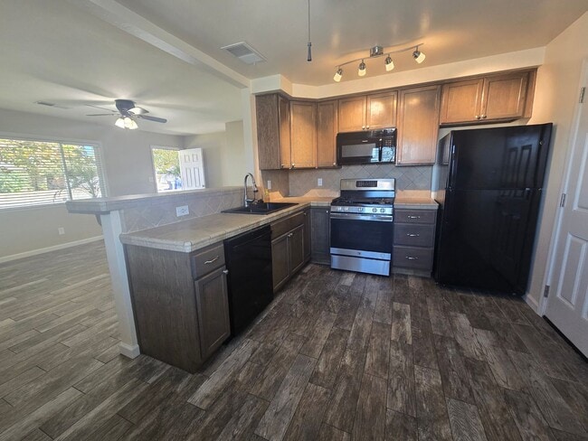 Building Photo - 2 Br 1 Ba available Now