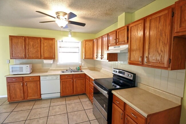 Building Photo - 3bedroom 2 bath remodeled