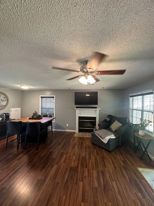 Building Photo - Foxhill Commons Subdivision!  Fully Furnis...