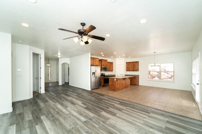 Building Photo - 1210 W Indian Hills Dr