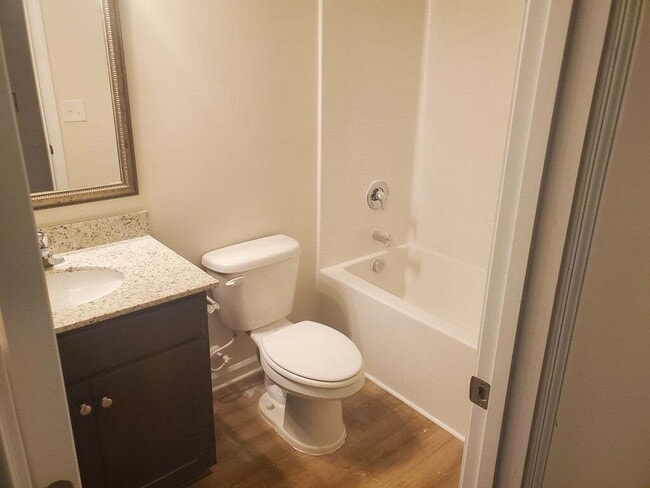 Building Photo - Great Townhome!