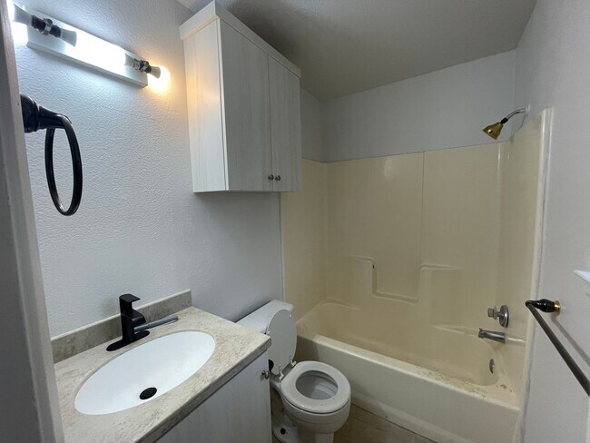Building Photo - APPLE VALLEY- REFURBISHED 2 BEDROOM , 2 BATHROOM APARTMENT