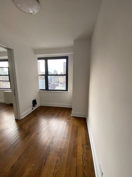 Building Photo - 240 E 82nd St