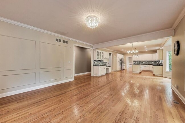 Building Photo - 107 W 59th St