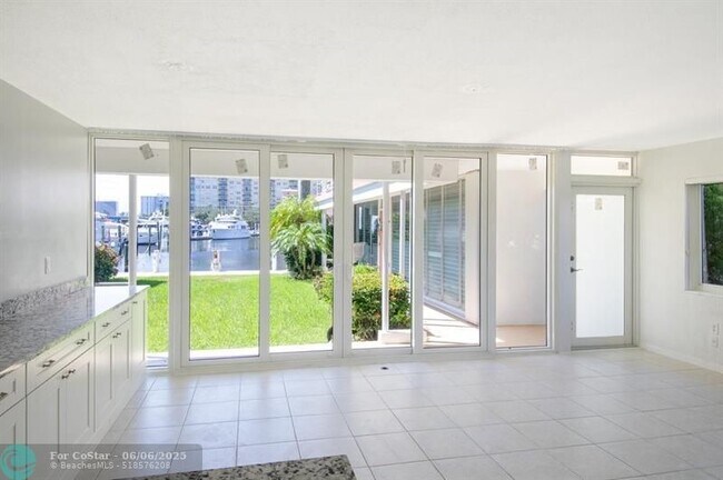 Building Photo - 2760 Yacht Club Blvd
