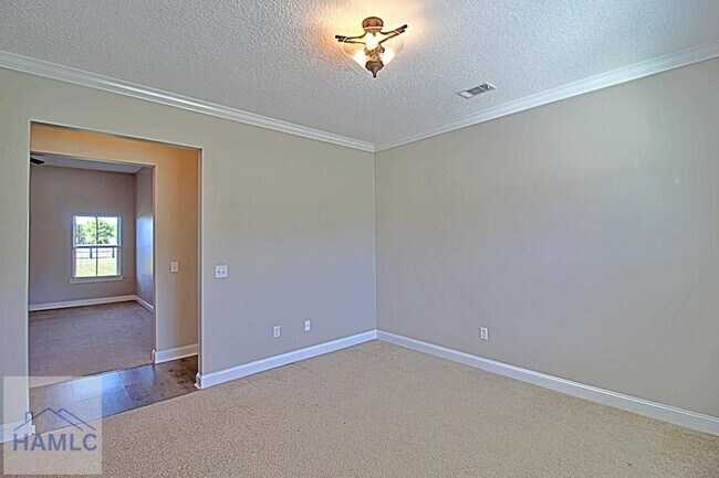 Building Photo - 582 Burke Dr