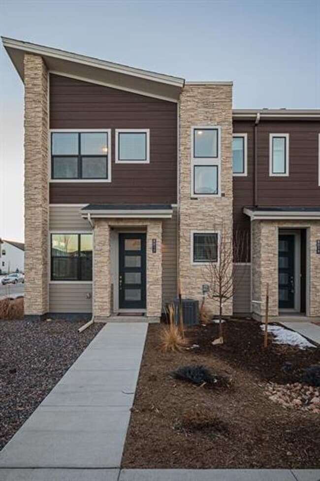 Building Photo - Modern 3 Bed/ 2.5 Bath Townhome in Sterling Ranch