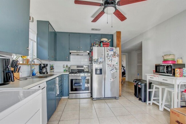 Building Photo - 3317 S Oak Dr