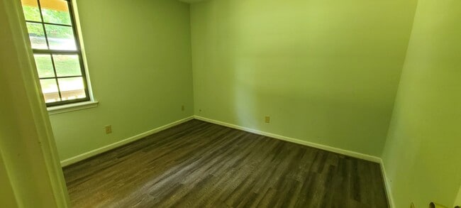 Building Photo - Corner Lot 3BR 1.5BA Home in Forest