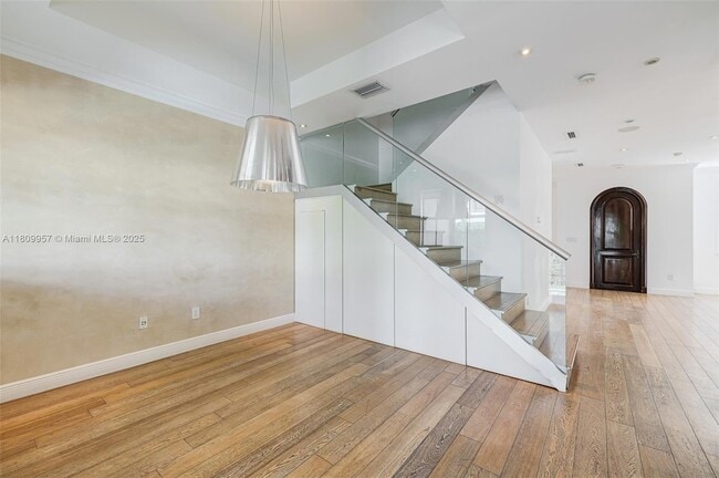 Building Photo - 464 Fernwood Rd