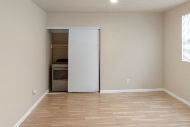 Building Photo - Eastlawn 1 &amp; 2