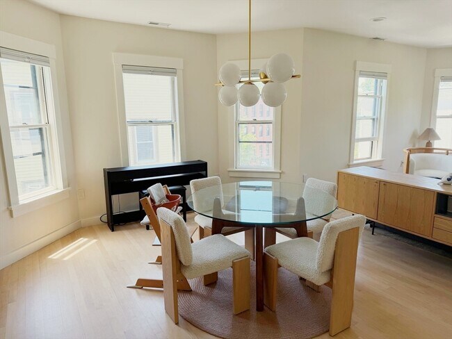 Building Photo - 56 Gorham St