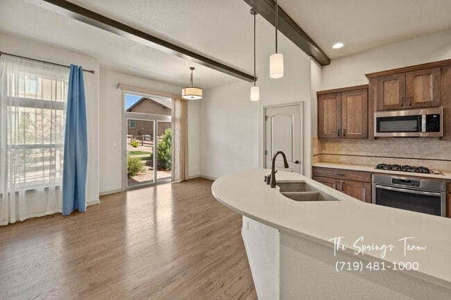 Building Photo - BEAUTIFUL 4BD + OFFICE MAIN-LEVEL LIVING H...