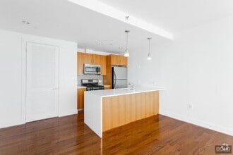 Building Photo - 1 bedroom in Astoria NY 11102